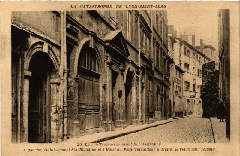 Carte postale ancienne Catastrophe De Lyon Saint Jean C'Est Entre L'Hotel Du Petit Versailles à Lyon