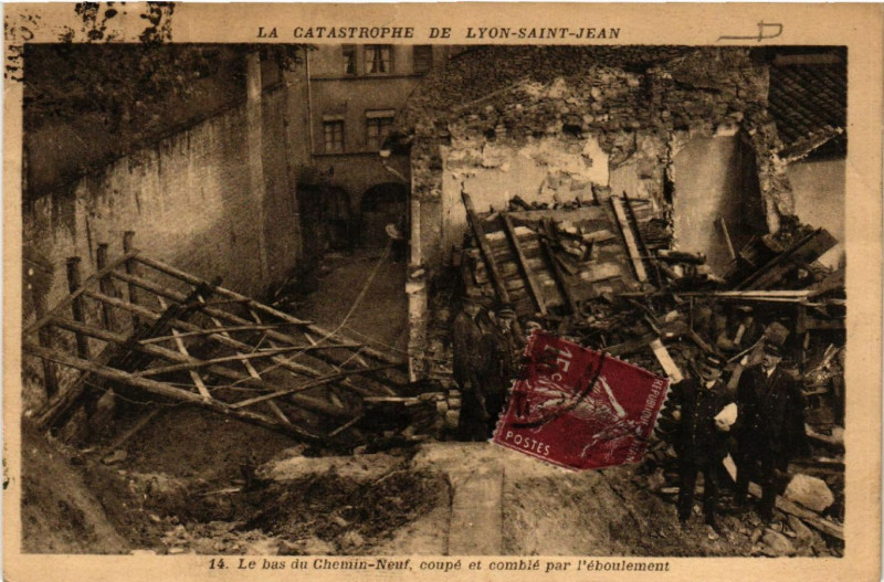 Carte postale ancienne La Catastrophe de Lyon-Saint-Jean - Le bas du Chemin Neuf à Lyon