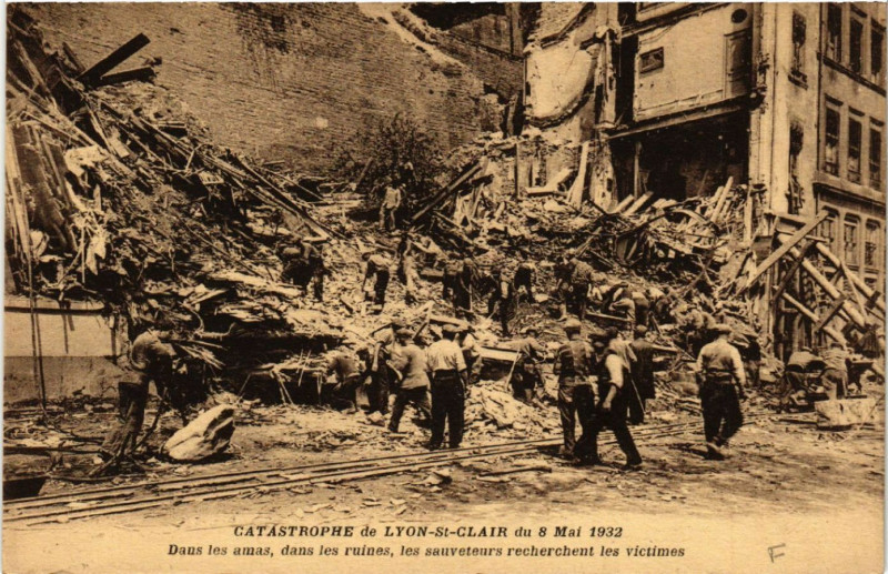 Carte postale ancienne Catastrophe de Lyon Saint-Clair - Dans les amas dans les ruines à Lyon
