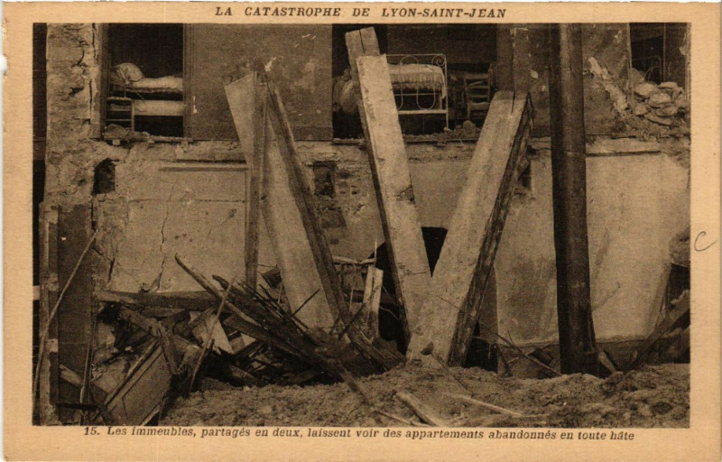 Carte postale ancienne La Catastrophe de Lyon-Saint-Jean - Les immeubles partages en deux à Lyon