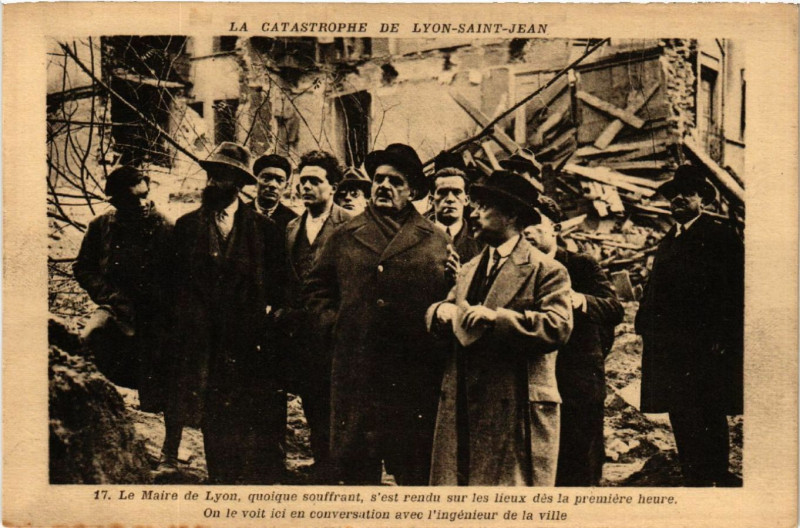 Carte postale ancienne La Catastrophe de Lyon-Saint-Jean - Le Maire de Lyon à Lyon