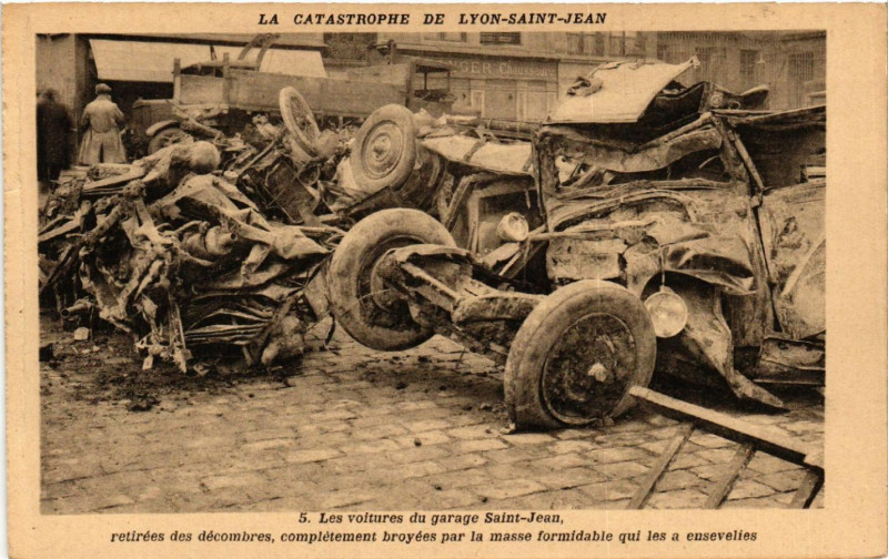 Carte postale ancienne La Catastrophe de Lyon-Saint-Jean - Les voitures du garage Saint-Je à Lyon