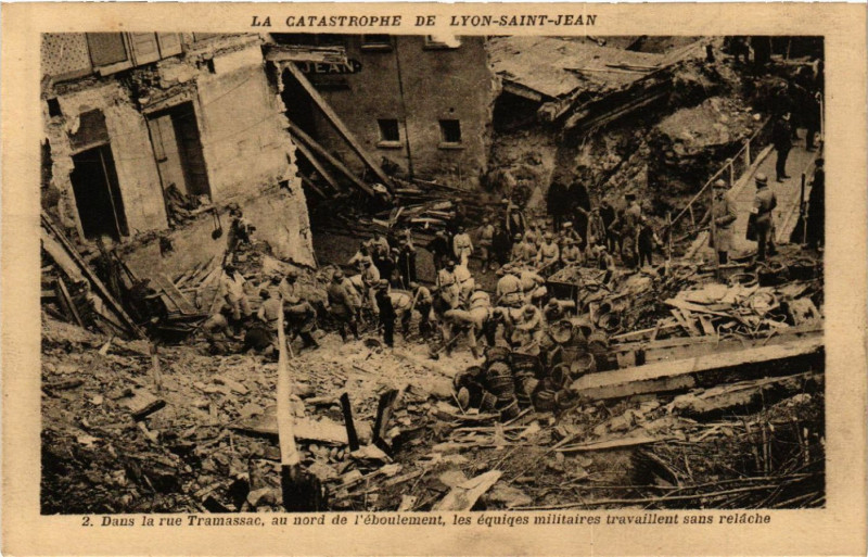 Carte postale ancienne La Catastrophe de Lyon-Saint-Jean - Dans la rue Tramassac au nord à Lyon