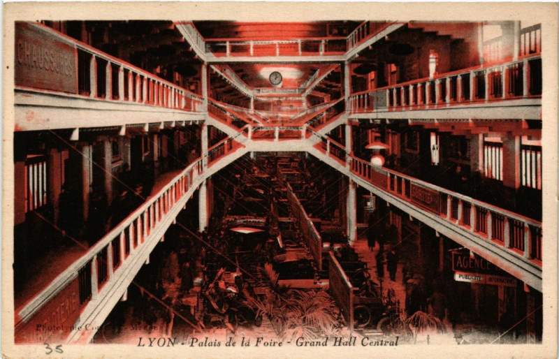 Carte postale ancienne Lyon - Palais de la Foire - Grand Hall Central à Lyon