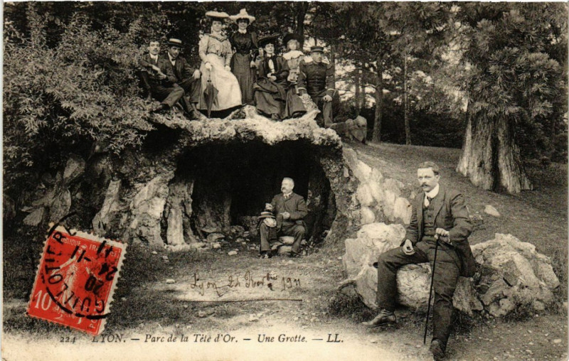 Carte postale ancienne Lyon - Parc de la Tete d'Or - Une Grotte à Lyon