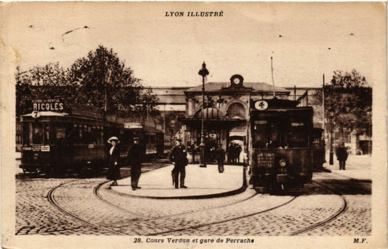 Carte postale ancienne Cours Verdun et gare de Perrache à Cours