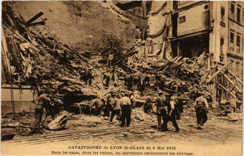 Carte postale ancienne Catastrophe de Lyon Saint-Clair du 8 Mai 1932 à Lyon