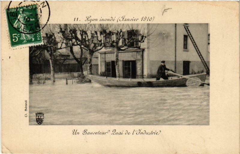 Carte postale ancienne Lyon inondée - Un Sauveter Quai de l'Industrie à Lyon
