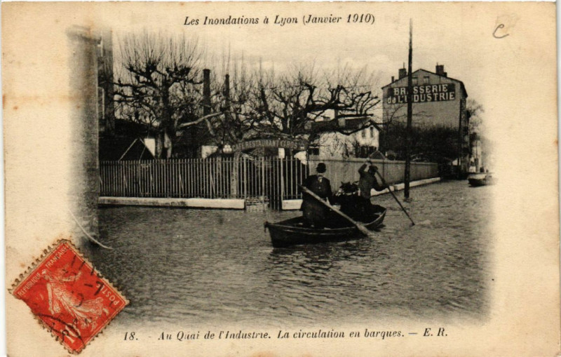 Carte postale ancienne Lyon inondations a Lyon - Au Quai de l'Industre à Lyon