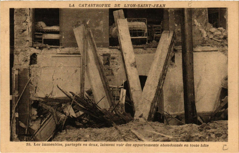 Carte postale ancienne La Catastrophe de Lyon-Saint-Jean - Les immeubles partages en deux à Lyon
