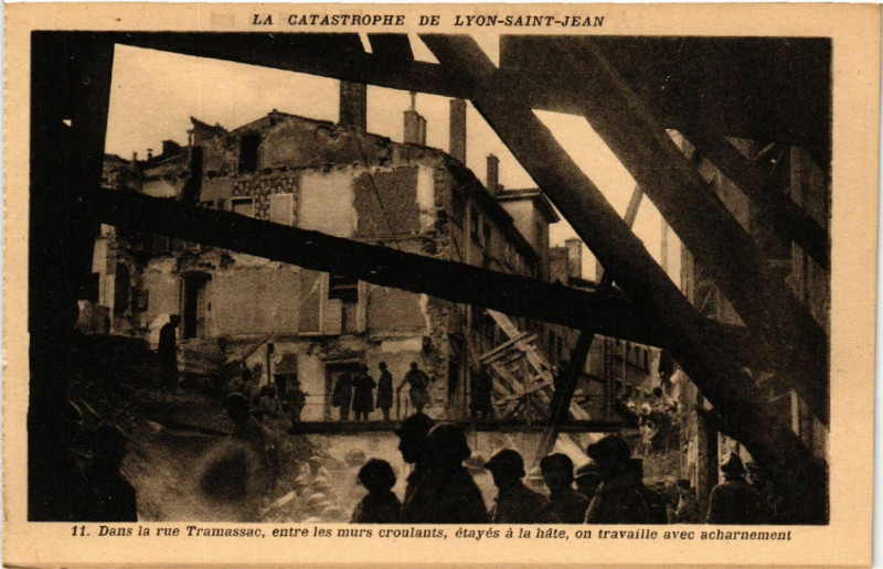 Carte postale ancienne La Catastrophe de Lyon-Saint-Jean - Dans la rue Tramassac entre le à Lyon