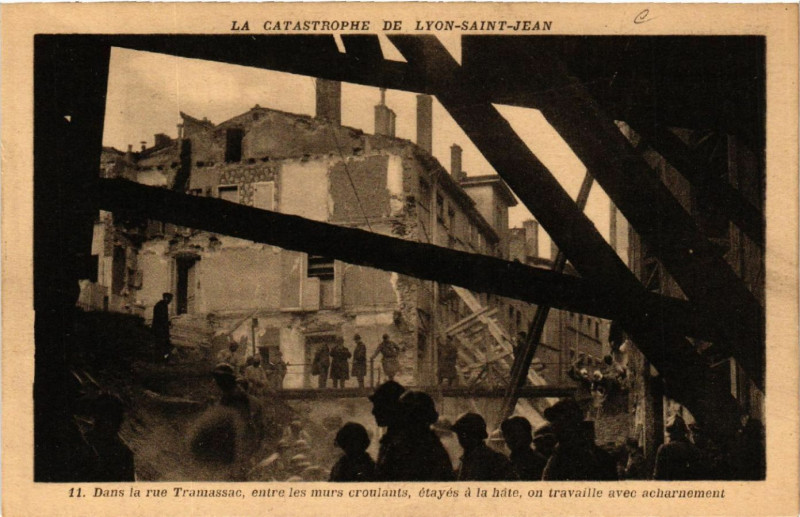 Carte postale ancienne La Catastrophe de Lyon-Saint-Jean - Dans la rue Tramassac entre le à Lyon
