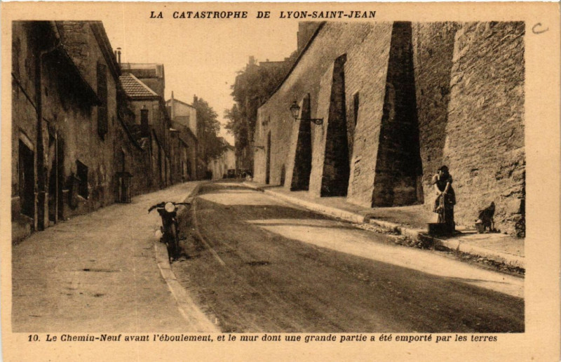 Carte postale ancienne La Catastrophe de Lyon-Saint-Jean Le Chemin-Neuf avant l'ebouleme à Lyon