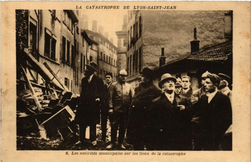 Carte postale ancienne La Catastrophe de Lyon-Saint-Jean Les autorites municipales sur l à Lyon