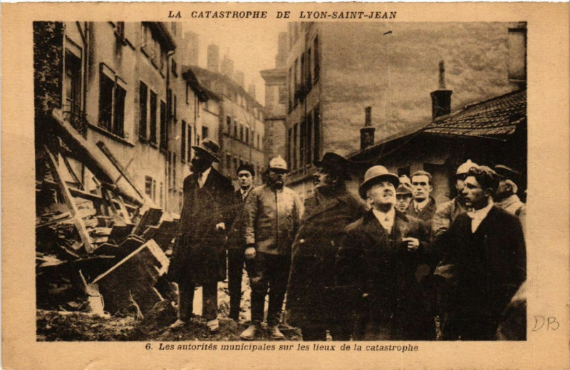Carte postale ancienne La Catastrophe de Lyon-Saint-Jean Les autorites municipales sur l à Lyon