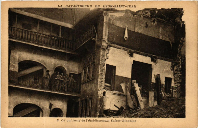 Carte postale ancienne La Catastrophe de Lyon-Saint-Jean - Ce qui reste de l'Etabl. à Lyon