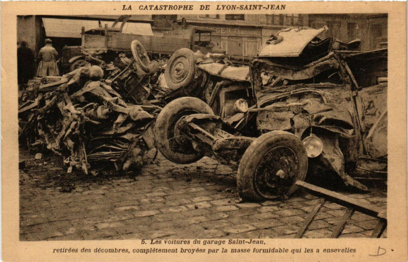 Carte postale ancienne La Catastrophe de Lyon-Saint-Jean - Les voitures du garage Saint-Je à Lyon
