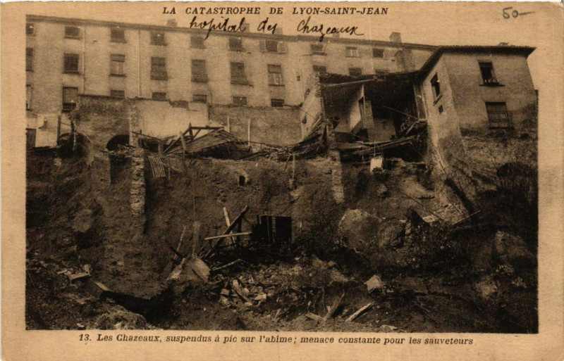 Carte postale ancienne La Catastrophe de Lyon-Saint-Jean - Les Chazeaux suspendus a pic s à Lyon