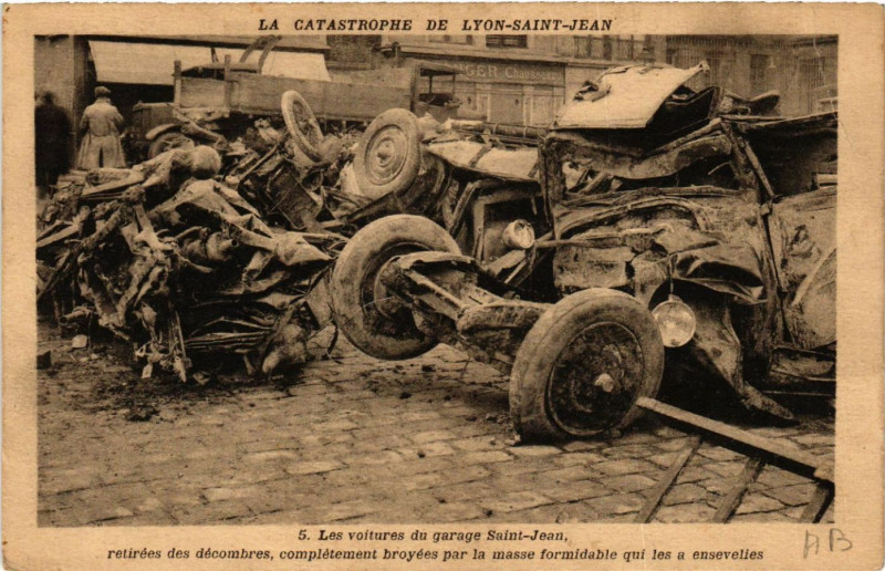 Carte postale ancienne La Catastrophe de Lyon-Saint-Jean - Les voitures du garage Saint-Je à Lyon