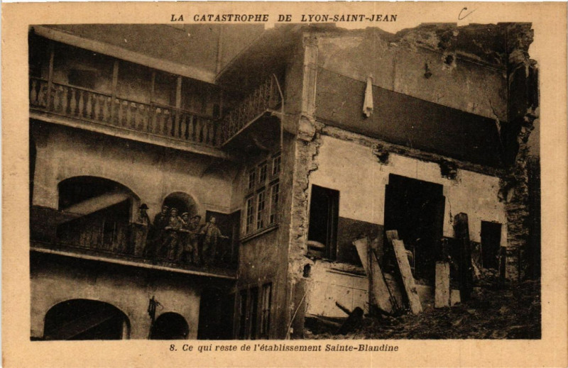 Carte postale ancienne La Catastrophe de Lyon-Saint-Jean - Ce qui reste de l'Etabl. à Lyon