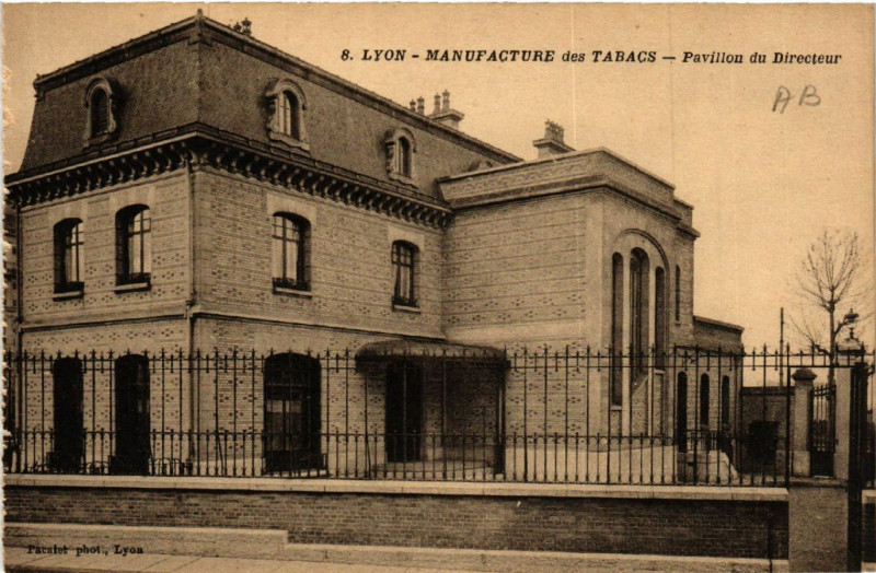 Carte postale ancienne Lyon - Manufacture des Tabacs - Pavillon du Directeur à Lyon