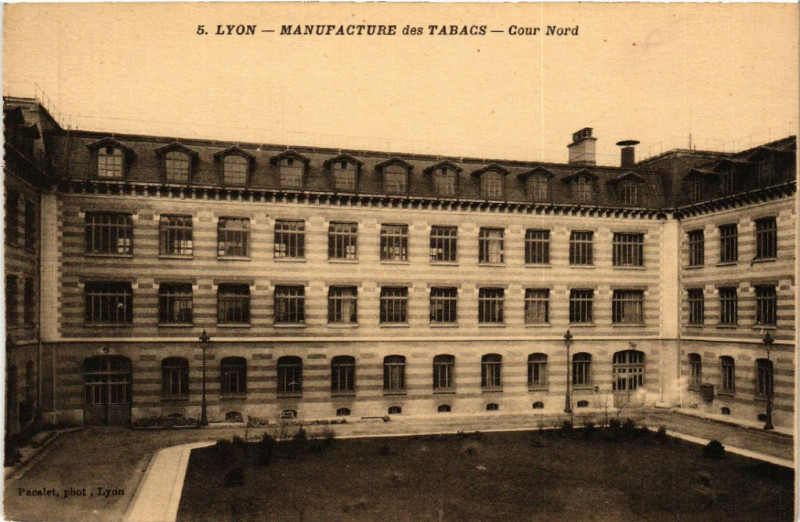 Carte postale ancienne Lyon - Manufacture des Tabacs - Cour Nord à Lyon