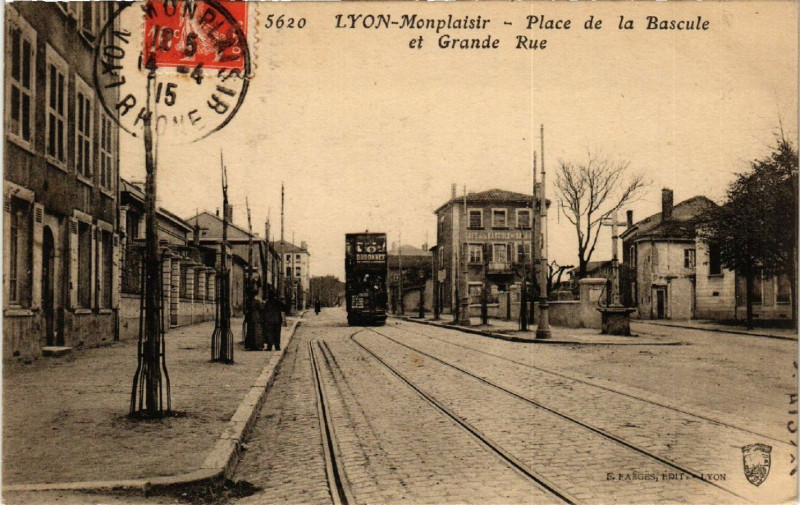Carte postale ancienne Lyon-Monplaisir - Place de la Bascule à Lyon