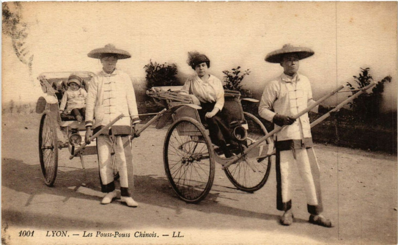 Carte postale ancienne Lyon - Les Pouss-Pouss Chinois à Lyon