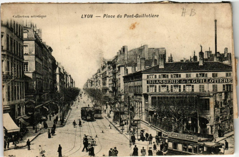 Carte postale ancienne Lyon - Place du Pont-Guillotiere à Lyon
