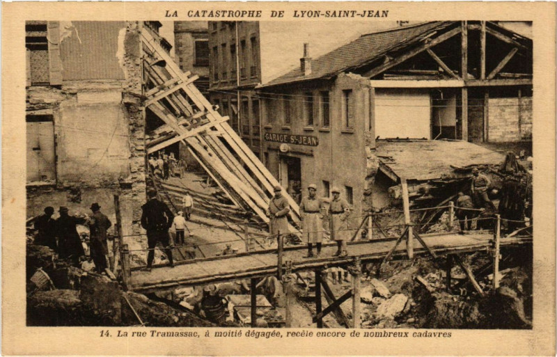 Carte postale ancienne La Catastrophe de Lyon-Saint-Jean - La rue Tramassac a moitie dega à Lyon