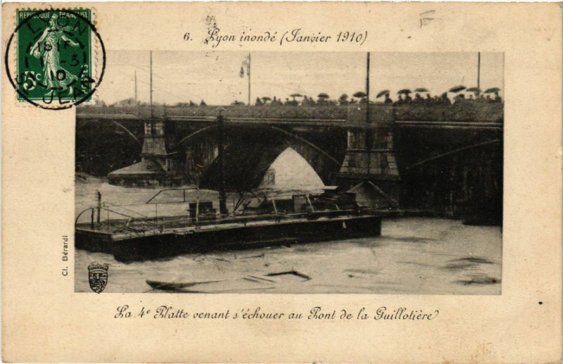 Carte postale ancienne Lyon inonde La 4 Blatte venant s'echouer au Pont la Guillotier à Lyon