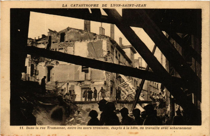 Carte postale ancienne La Catastrophe de Lyon-Saint-Jean - Dans la rue Tramassac entre le à Lyon