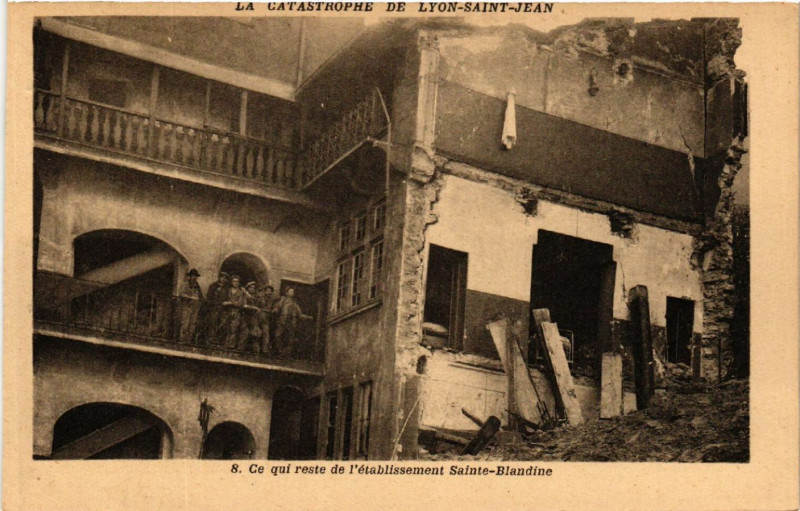 Carte postale ancienne La Catastrophe de Lyon-Saint-Jean - Ce qui reste de l'Etabl. à Lyon
