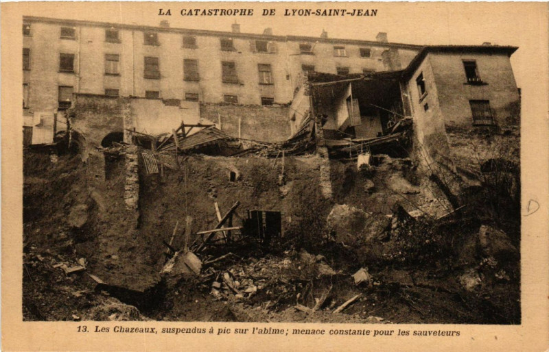 Carte postale ancienne La Catastrophe de Lyon-Saint-Jean - Les Chazeaux suspendus a pic à Lyon