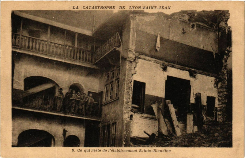 Carte postale ancienne La Catastrophe de Lyon-Saint-Jean - Ce qui reste de l'Etabl. à Lyon