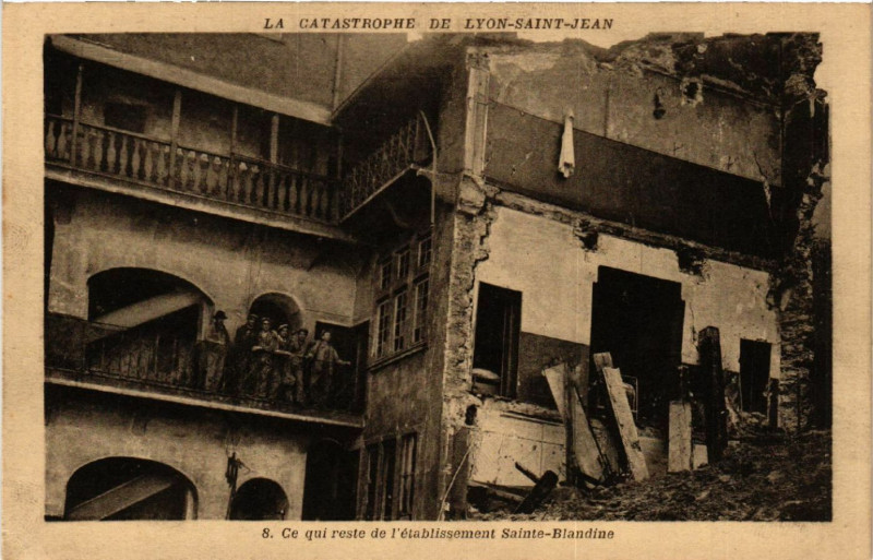 Carte postale ancienne La Catastrophe de Lyon-Saint-Jean - Ce qui reste de l'Etabl. à Lyon