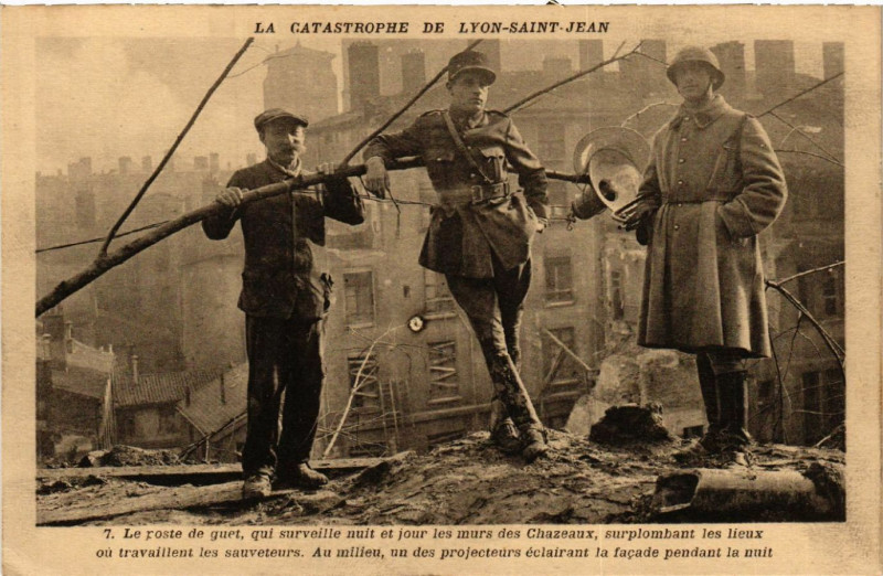 Carte postale ancienne La Catastrophe de Lyon-Saint-Jean - Le roste de guet qui suerveill à Lyon