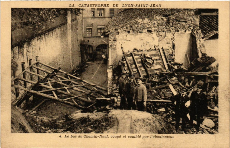 Carte postale ancienne La Catastrophe de Lyon-Saint-Jean - Le bas du chemin neuf à Lyon