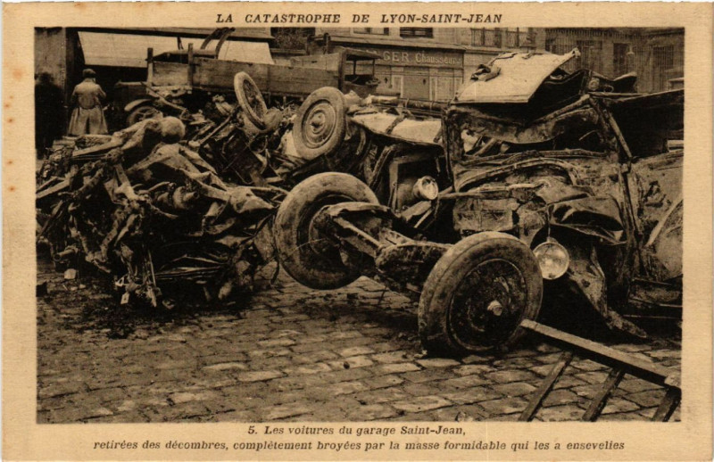 Carte postale ancienne La Catastrophe de Lyon-Saint-Jean - Les voitures du garage Saint-Je à Lyon