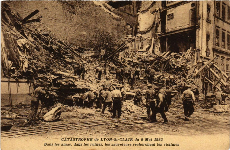 Carte postale ancienne Catastrophe de Lyon Saint-Clair du 8 Mai 1932 Dans lesamas dans à Lyon