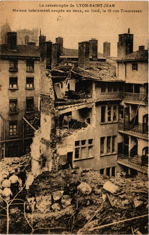 Carte postale ancienne La catastrophe de Lyon Saint-Jean Maison totalement coupée en deu à Lyon