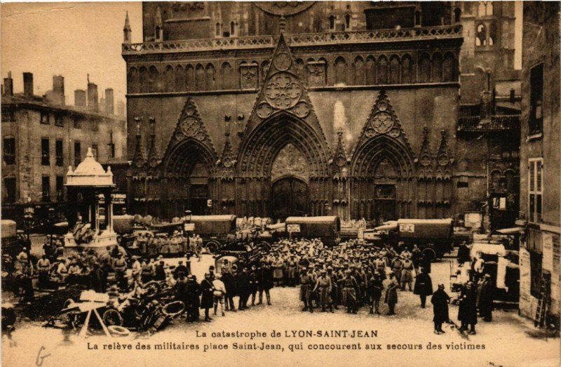 Carte postale ancienne La Catastrophe de Lyon Saint-Jean - La releve des miliatires place à Lyon