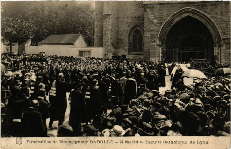 Carte postale ancienne Funerailles de Monsigneur Dadolle