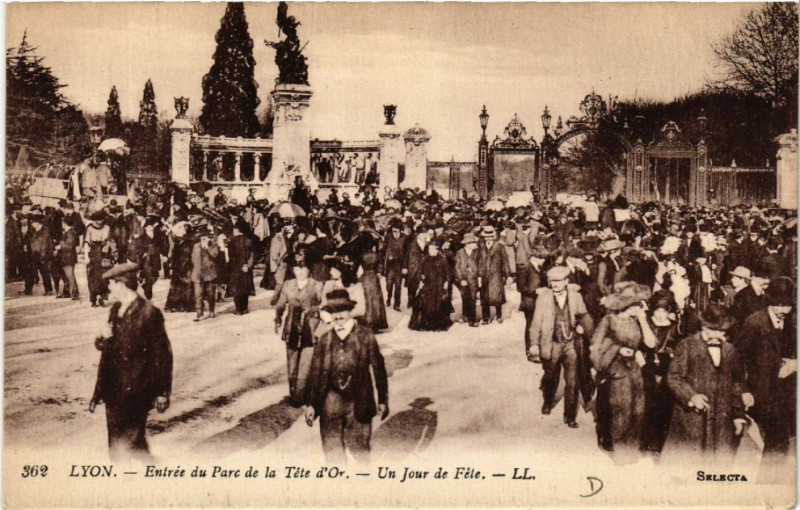 Carte postale ancienne Lyon - Entrée du Parc de la Tete d'Or à Lyon