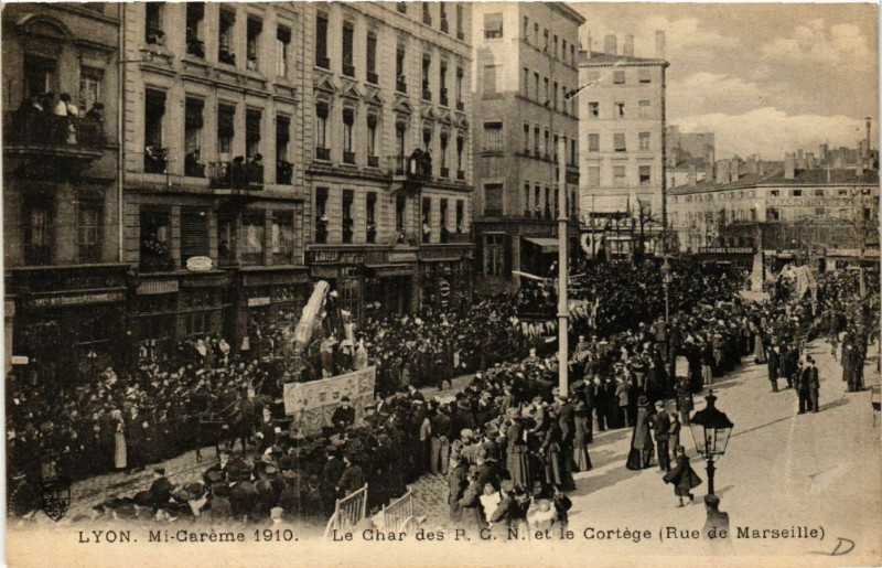 Carte postale ancienne Lyon - Mi Careme 1910 - Le Char des P. C. N. et le Cortege à Lyon