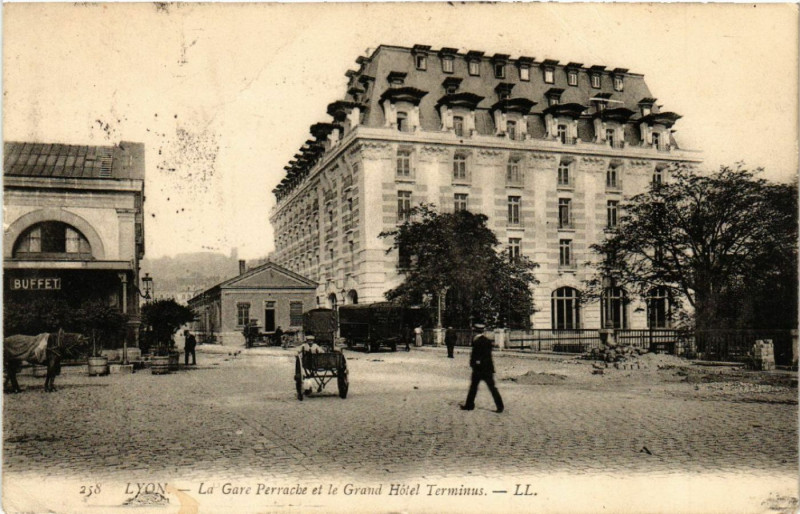Carte postale ancienne Lyon - La Gare Perrache et le Grand Hotel Terminus à Lyon