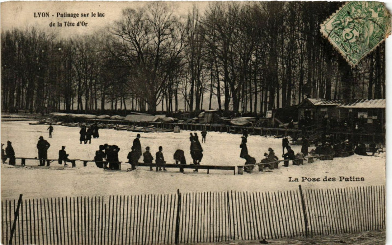 Carte postale ancienne Lyon - Patinage sur le Lac de la Tete d'Or à Lyon