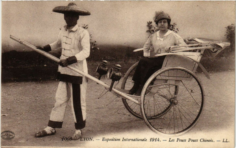 Carte postale ancienne Lyon - Les Pouss-Pouss Chinois à Lyon