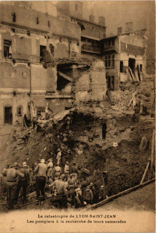 Carte postale ancienne La catastrophe de Lyon Saint-Jean - Les pompiers a la recherche de à Lyon
