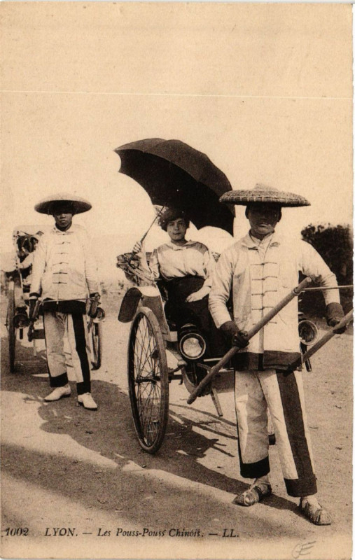 Carte postale ancienne Lyon - Les Pouss Pouss Chinois à Lyon